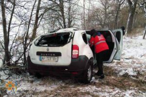 В Днепровском районе легковушка слетела в кювет: есть пострадавший