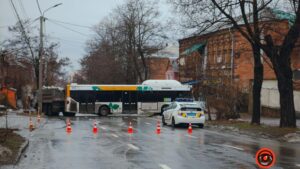 В центре Днепра автобус развернуло на льду: движение перекрыто