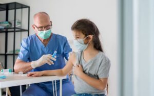 Вакцинация против COVID-19 для подростков стала проще