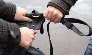 Угрожали расправой: в Каменском возле ресторана двое неизвестных обокрали подростка