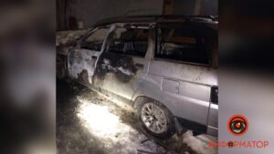 В Днепре на Калиновой на стоянке загорелся ВАЗ