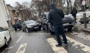 Внедорожник из кортежа Краснова устроил ДТП в центре Днепра