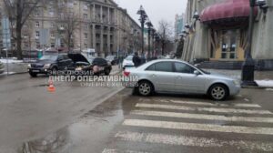 В центре Днепра столкнулись автомобиль охранной службы и легковушка: есть пострадавший