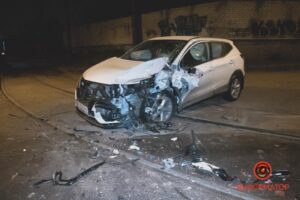 В Днепре из-за гололеда столкнулись автомобиль и трамвай: есть пострадавший (Фото)
