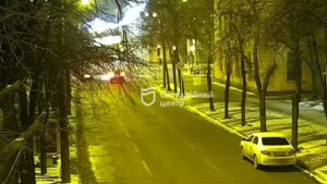 В Днепре возле горсовета внедорожник врезался в такси: авто развернуло поперек дороги