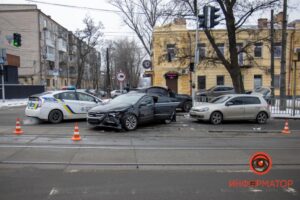 В Днепре на Чернышевского Maserati влетел в Volkswagen: есть пострадавшие (Фото, видео)