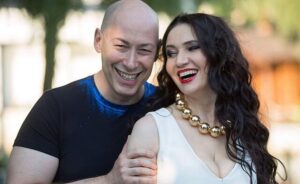 Жена Гордона засветила грудь в глубоком декольте (фото)