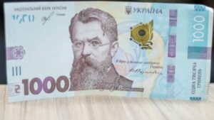 Украинские банки начали выдачу пластиковых карт для получения “ковидной тысячи”