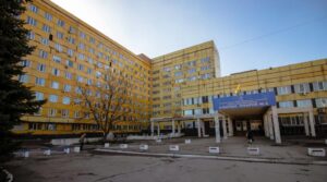 В Днепре на территории больницы №4 нашли труп мужчины со спущенными штанами