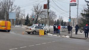 Водитель пытался избежать аварии: в Никополе легковушка влетела в столб