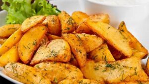 Картофель по-деревенски с хрустящей корочкой: быстрый рецепт