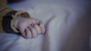 В Першотравенске 3-месячная девочка внезапно умерла в своей кроватке