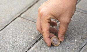 Какие вещи нельзя подбирать на улице: к бедам и нищете