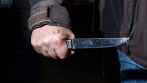 На Днепропетровщине возле магазина ранили молодого парня