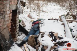 В Днепре у заброшенного дома возле ТРЦ «Приозерный» нашли труп