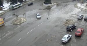 В Никополе автомобиль на ходу потерял колесо (Видео)