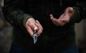 Угрожали расправой: в Кривом Роге неизвестные ограбили мужчину возле магазина