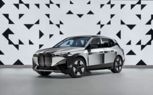 BMW показала автомобиль, мгновенно меняющий цвет кузова (видео)