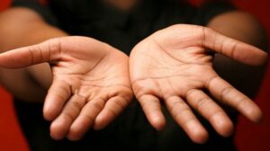 Необычные пятна на руках могут сигнализировать о проблемах с печенью
