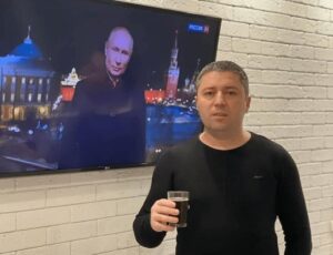 Одесский депутат поздравил украинцев с Новым Годом на фоне Путина