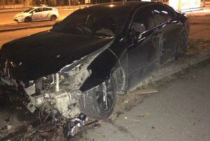 В Днепре на кольце Победы Lexus влетел в ограждение (видео)