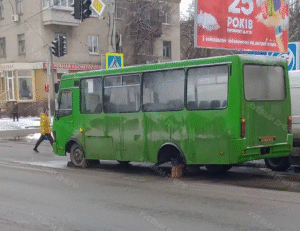 В Днепре на улице Калиновой у маршрутки отлетело колесо во время движения
