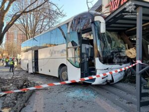 Водителю стало плохо: в Одессе автобус врезался в магазин (Фото)