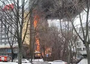 В Днепре на проспекте Поля горит главный офис АТБ (Обновлено)