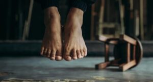На Днепропетровщине мужчина повесился на шарфе: обнаружена предсмертная записка