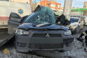 В Днепре на Марии Лисиченко Mitsubishi влетел в столб: водитель умер на месте