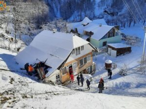 В Ивано-Франковской области автомобиль проломил крышу жилого дома (Фото)
