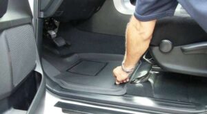 Какие автомобильные коврики лучше выбрать на зиму