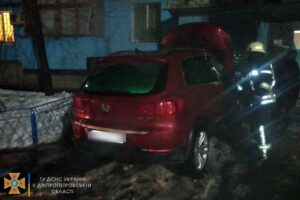 В Новомосковске возле жилого дома загорелась легковушка
