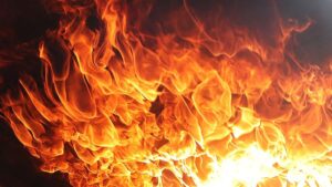 В Кривом Роге из-за пожара двое пенсионеров оказались заблокированы в квартире