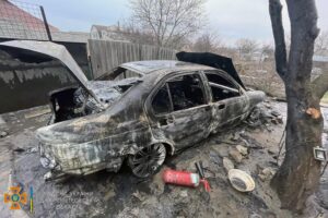 В Днепре во дворе дома вспыхнул автомобиль: пострадал мужчина