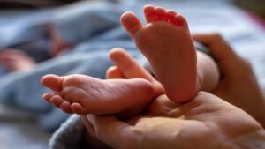 На Волыни женщина родила ребенка и бросила его на улице
