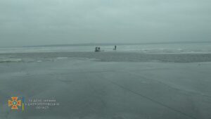 На Днепропетровщине рыбаки застряли на отколовшейся льдине