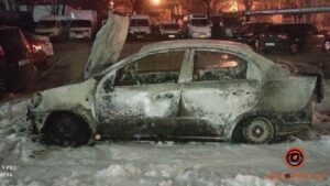 В Днепре на Березинской сожгли автомобиль общественного активиста