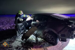 В Каменском районе автомобиль слетел в кювет: водителя вырезали из салона