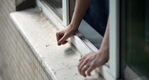 В Днепропетровской области мужчина выпал с балкона и погиб