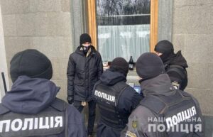В Киеве мужчина бросил молоток в окно Рады и пытался сбежать от полиции