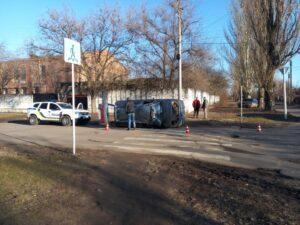 В Никополе на перекрестке столкнулись две легковушки: пострадали женщина и ребенок