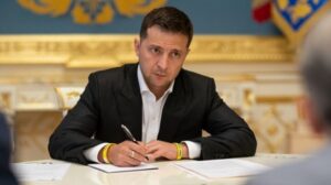 Президент Зеленский подписал указ о всеобщей мобилизации