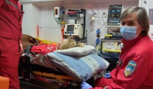 Раненую во время стрельбы на «Южмаше» 22-летнюю девушку перевезли в Киев