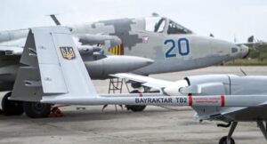 Можно смотреть вечно: беспилотники Bayraktar сметают с лица земли технику оккупанта (Видео)