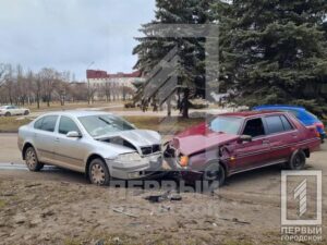 В Кривом Роге лоб в лоб столкнулись два авто: среди пострадавших ребенок