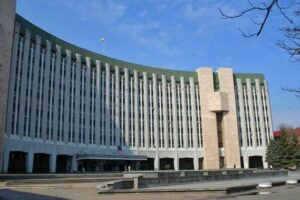 Горсовет Днепра просит днепрян не вести детей в школы и детские сады