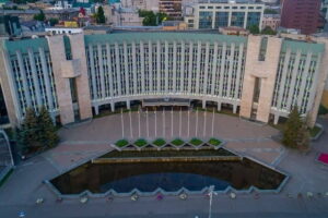 Днепрян просят срочно доставить 20-литровые канистры в городской совет