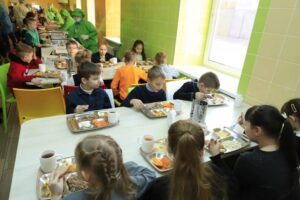 Международные стандарты и меню на детский вкус: в Днепре в одной из школ запустили пилотный проект свободного выбора блюд