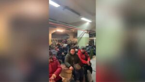 В Черкассах во время воздушной тревоги горожане пели в бомбоубежище гимн Украины (Видео)